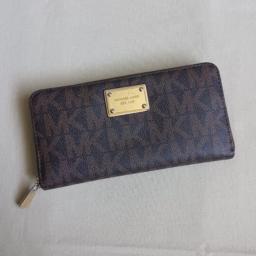 Michael Kors Jet Set Travel Wallet